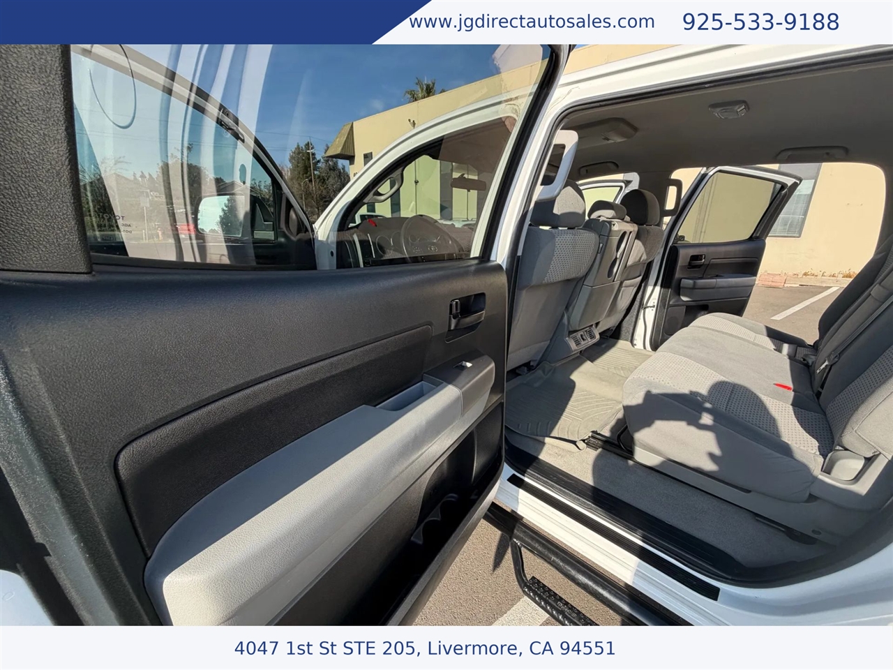 Toyota Tundra Tundra-Grade CrewMax 5.7L 4WD 2011