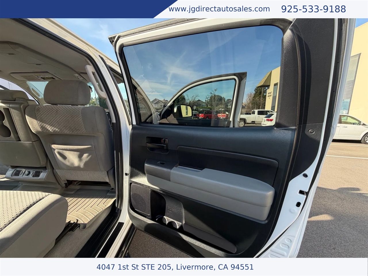 Toyota Tundra Tundra-Grade CrewMax 5.7L 4WD 2011