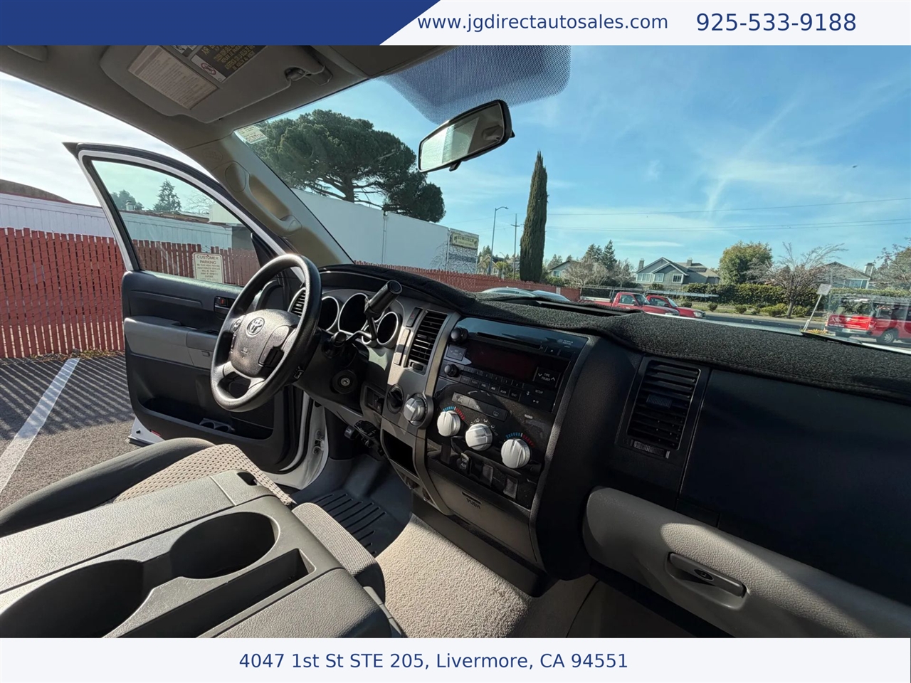 Toyota Tundra Tundra-Grade CrewMax 5.7L 4WD 2011