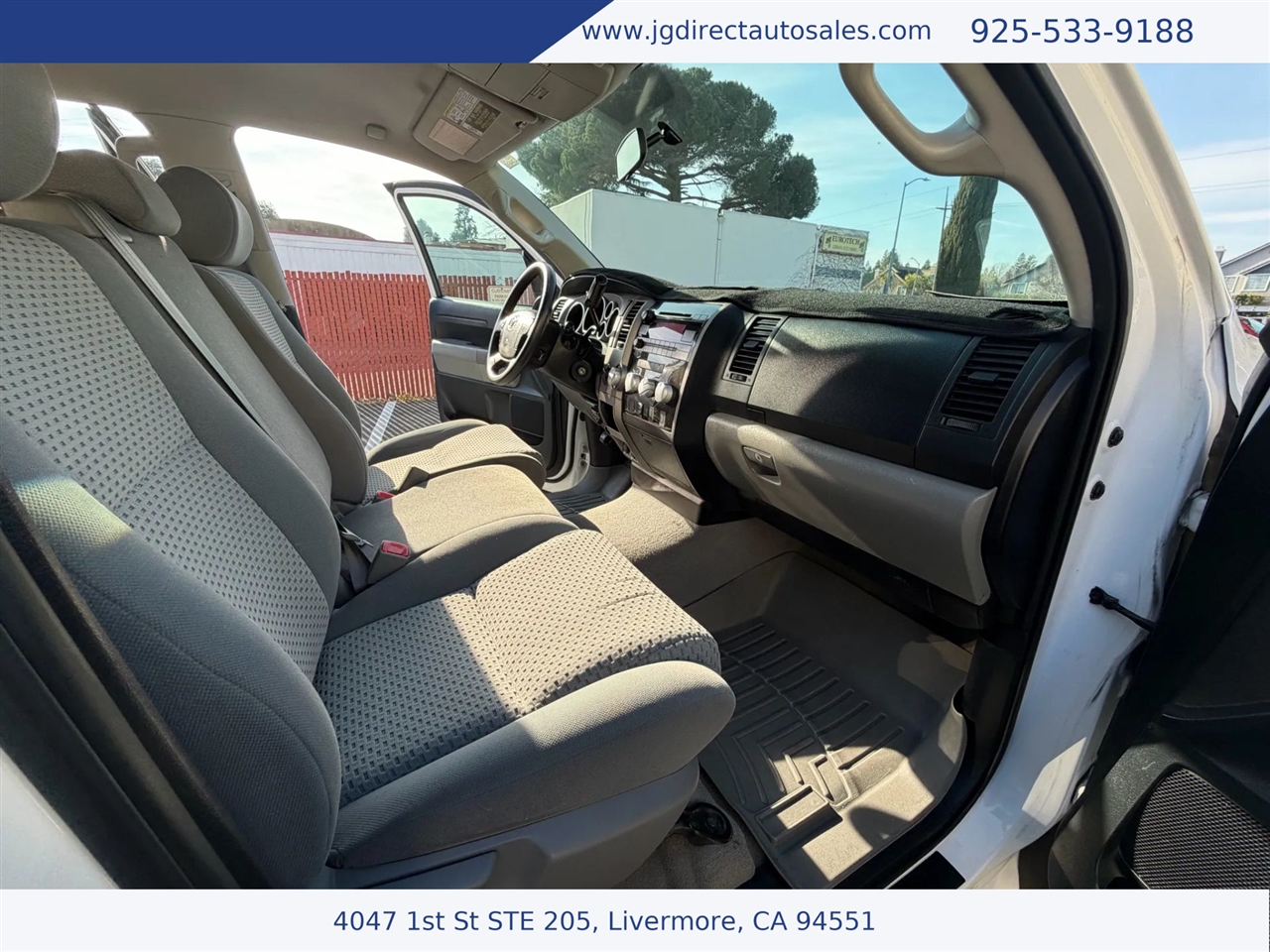 Toyota Tundra Tundra-Grade CrewMax 5.7L 4WD 2011