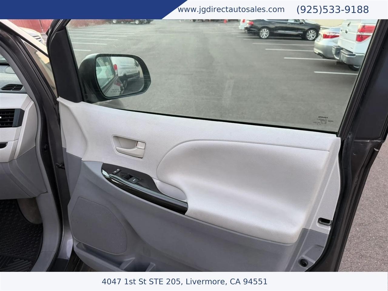 Toyota Sienna LE FWD 8-Passenger V6 2013