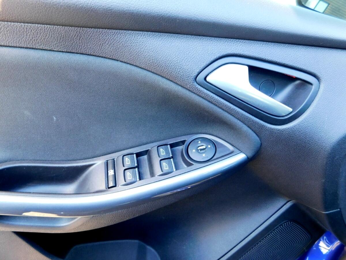 2014 Ford Focus Titanium photo 18