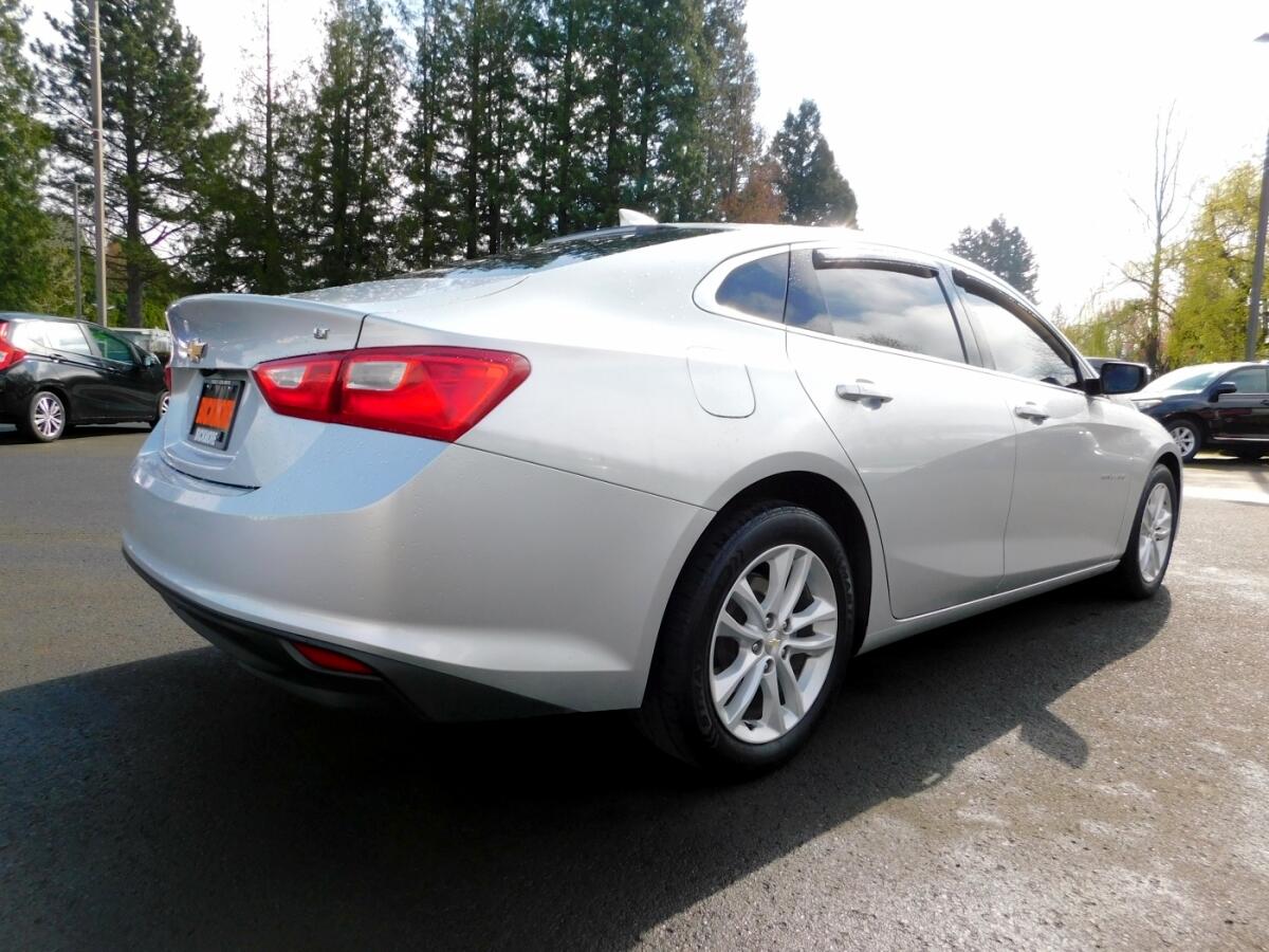 2018 Chevrolet Malibu 1LT photo 2