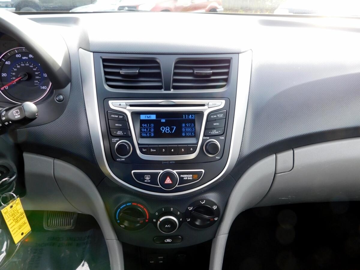 2014 Hyundai Accent GS photo 9