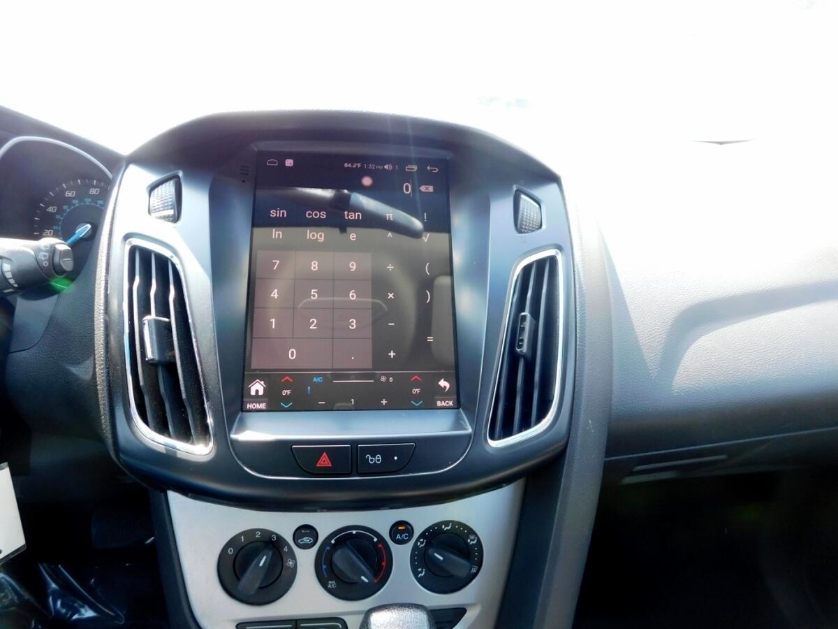 2014 Ford Focus SE photo 9