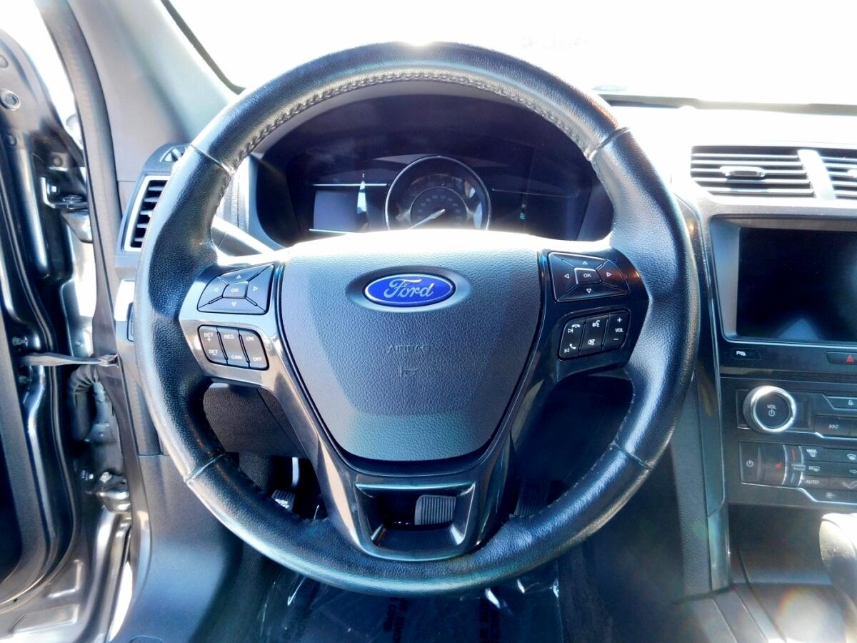 2017 Ford Explorer XLT Sport photo 11