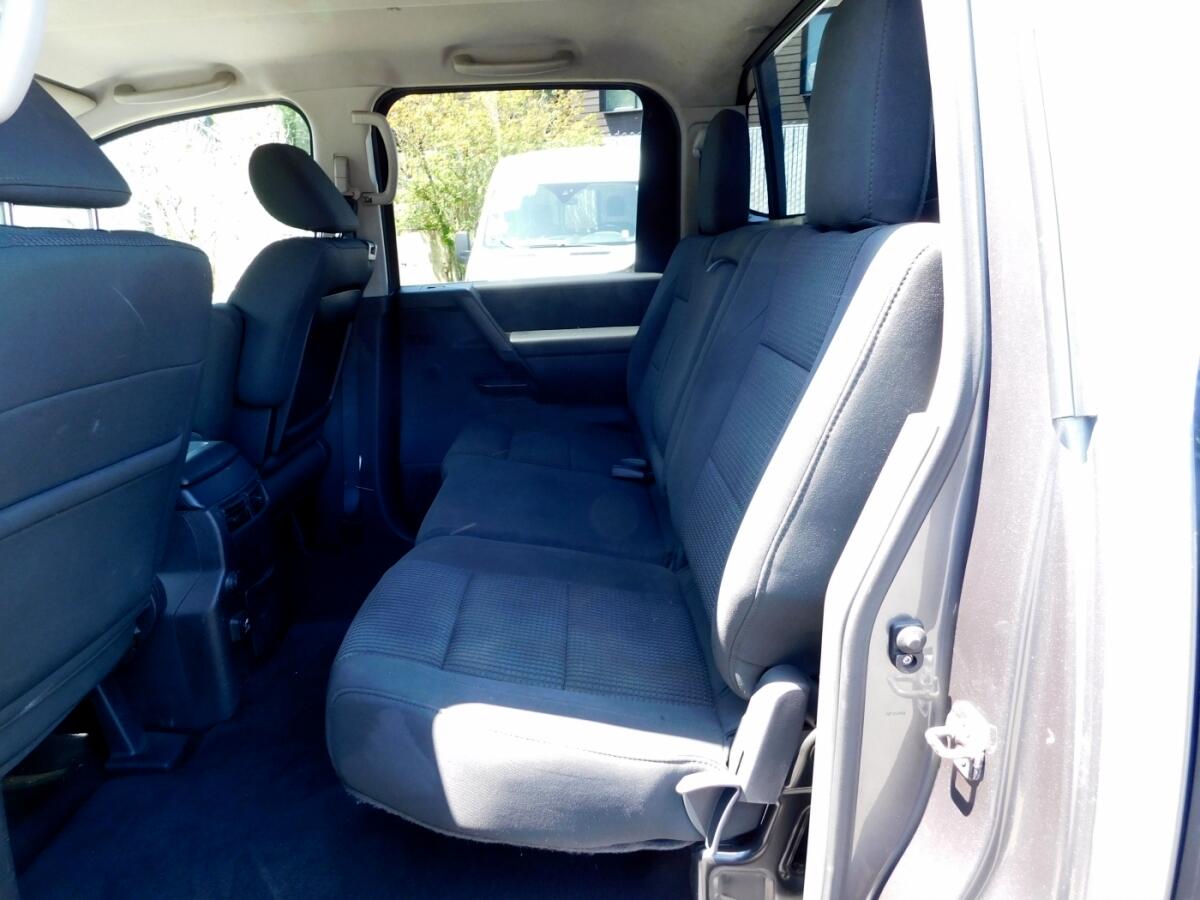 2013 Nissan Titan Crew Cab SV photo 5
