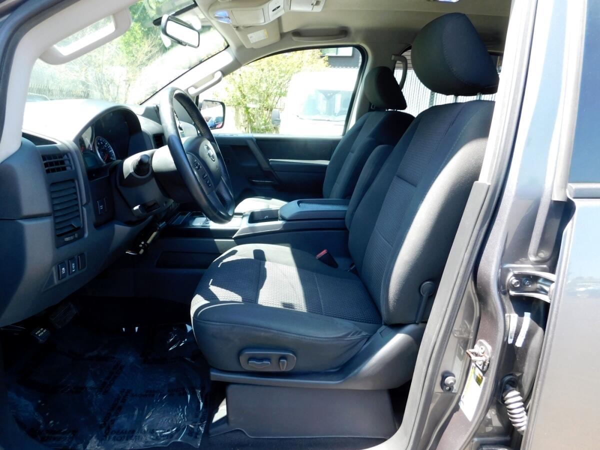 2013 Nissan Titan Crew Cab SV photo 6