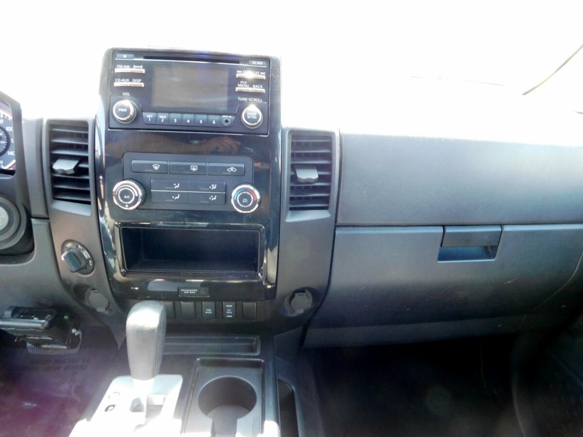 2013 Nissan Titan Crew Cab SV photo 7