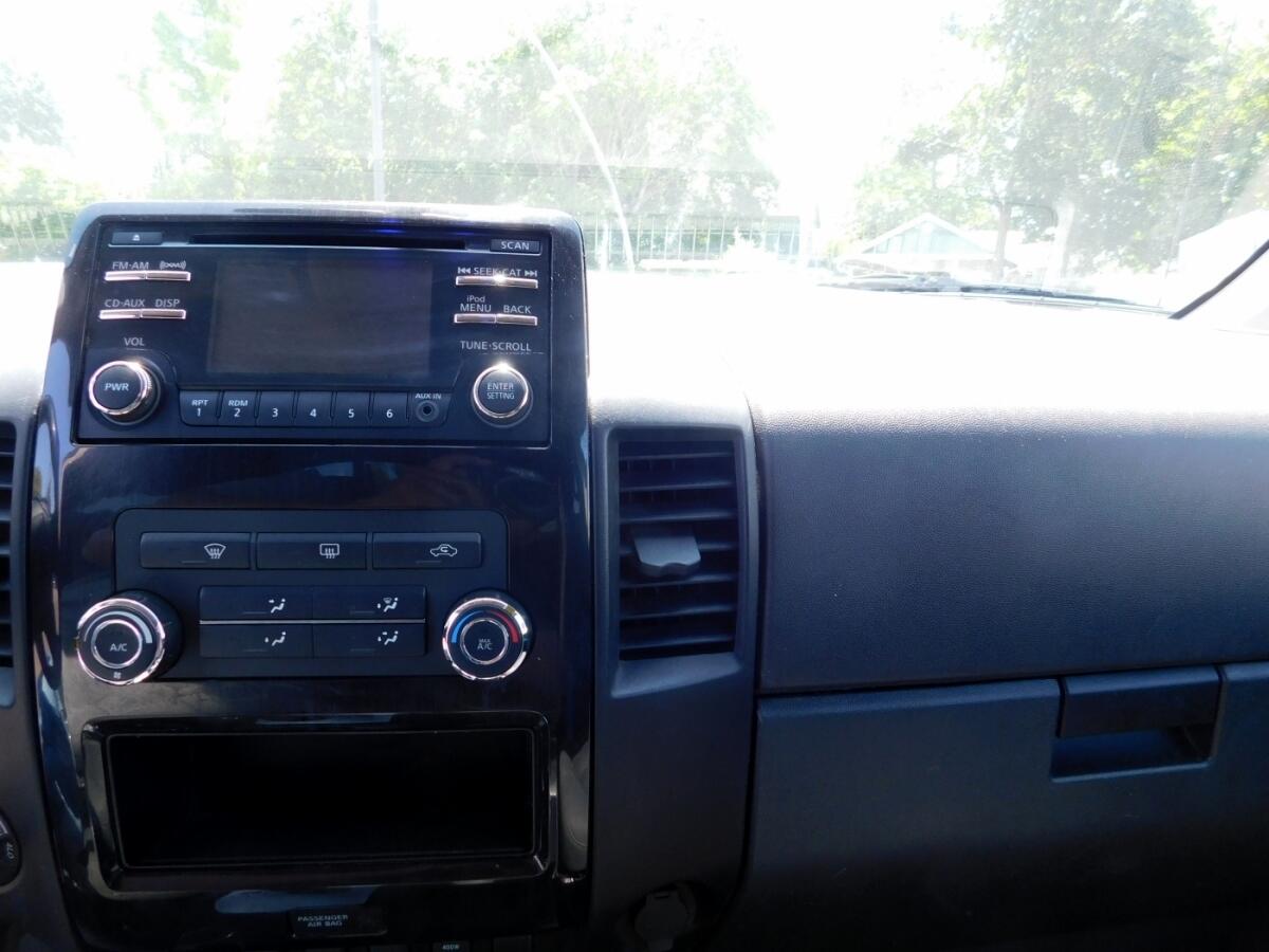2013 Nissan Titan Crew Cab SV photo 8