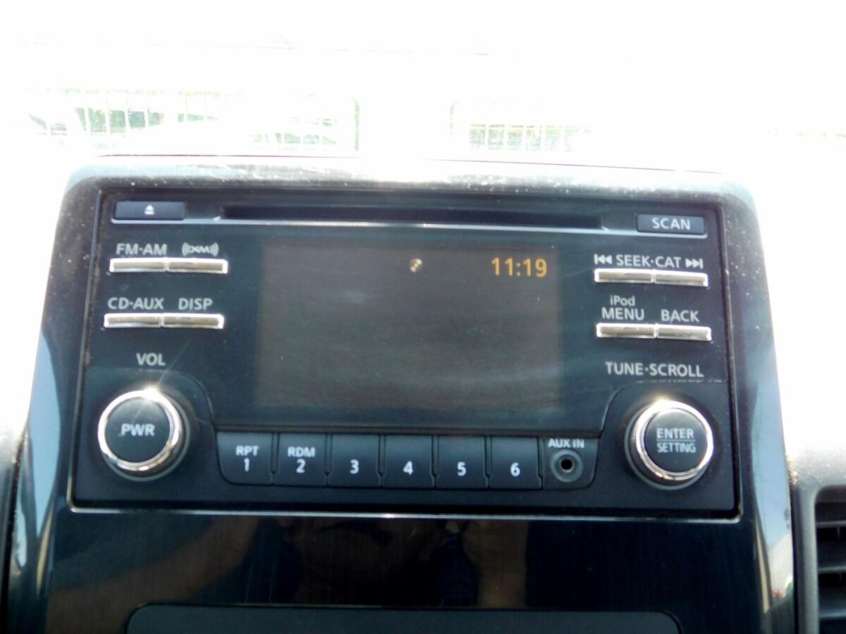 2013 Nissan Titan Crew Cab SV photo 10