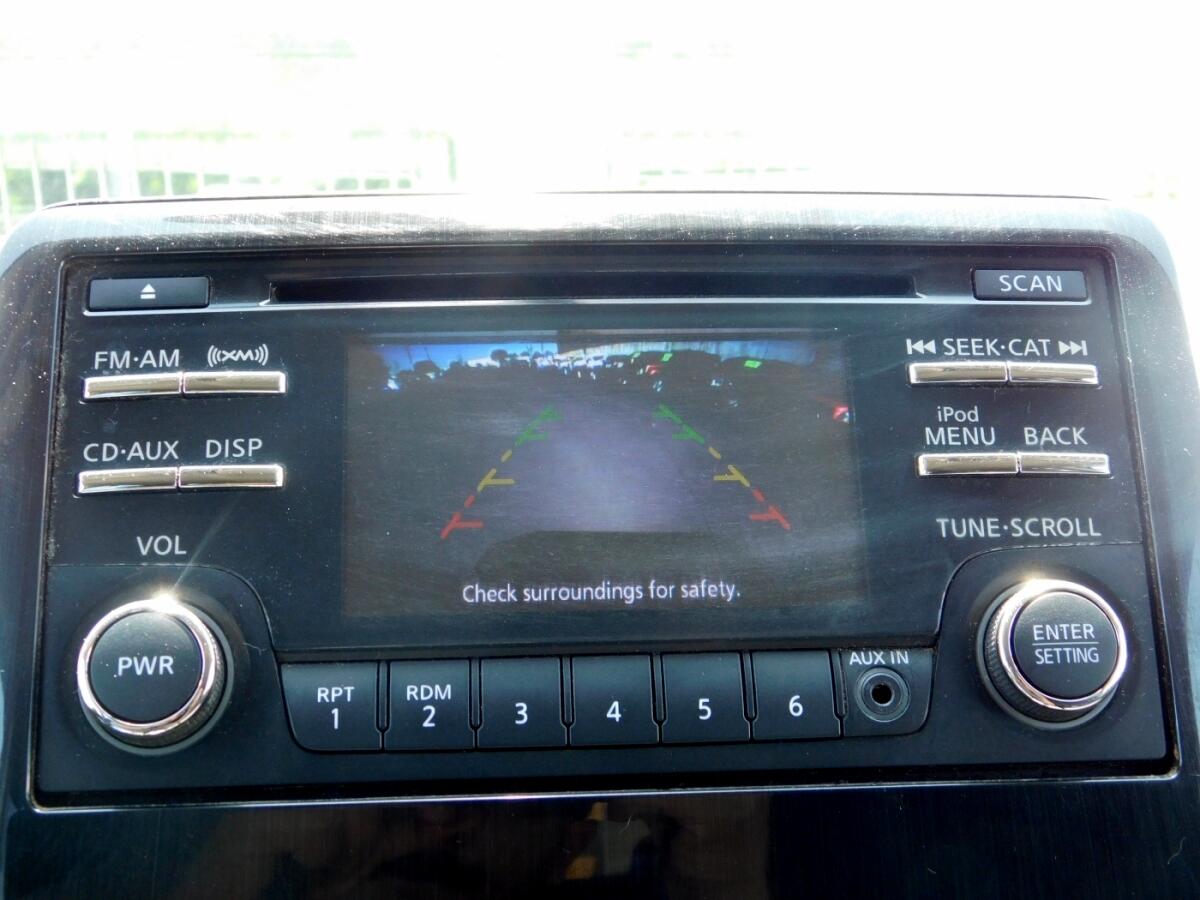 2013 Nissan Titan Crew Cab SV photo 11