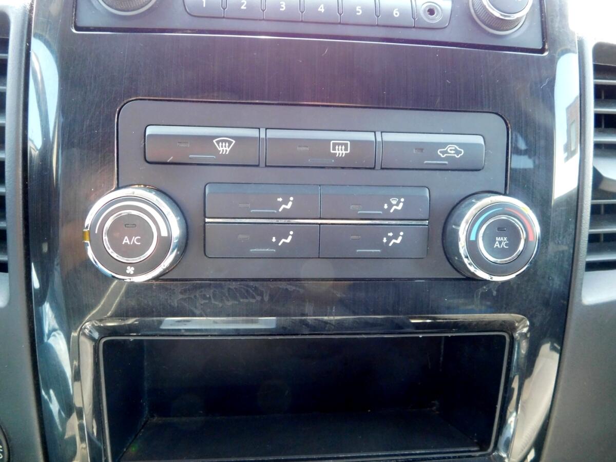 2013 Nissan Titan Crew Cab SV photo 12