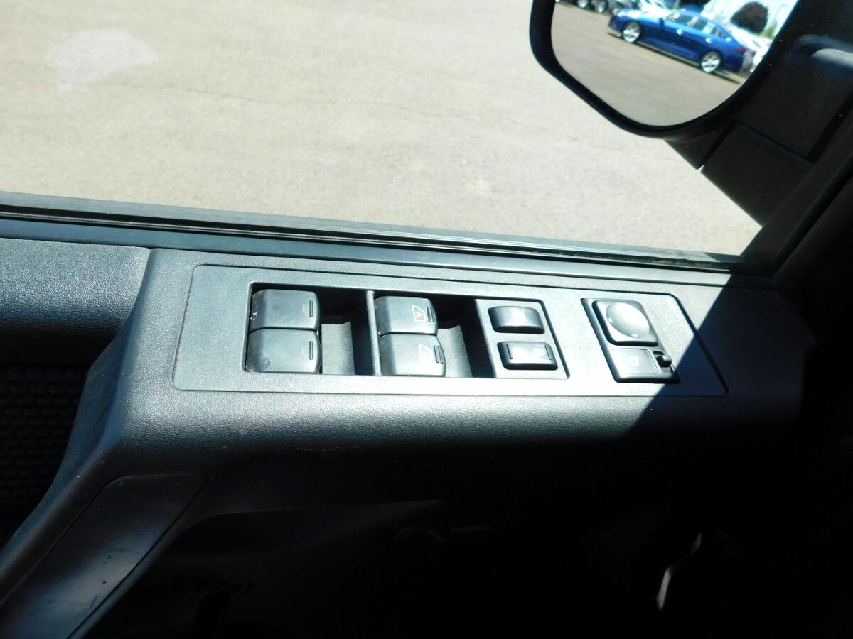 2013 Nissan Titan Crew Cab SV photo 15