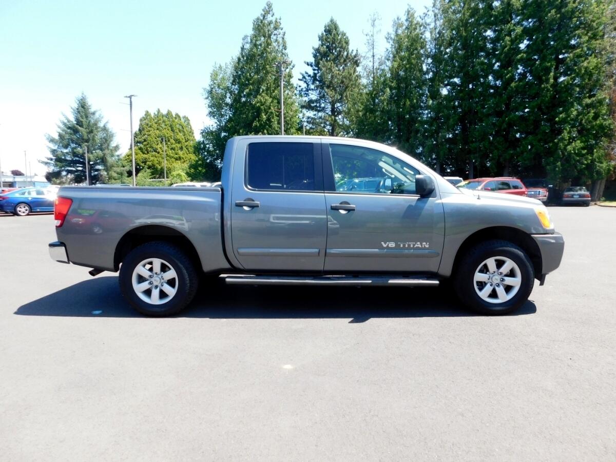 2013 Nissan Titan Crew Cab SV photo 18