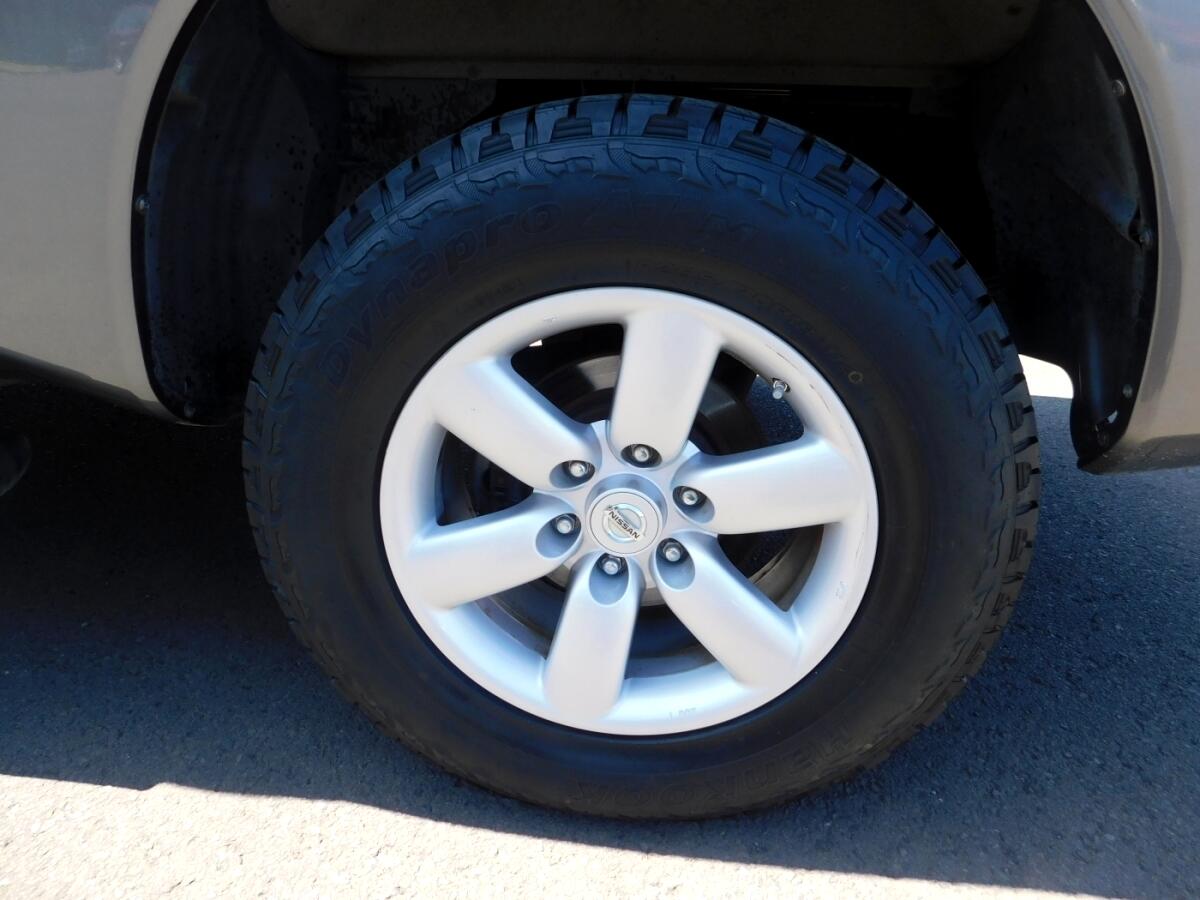 2013 Nissan Titan Crew Cab SV photo 21