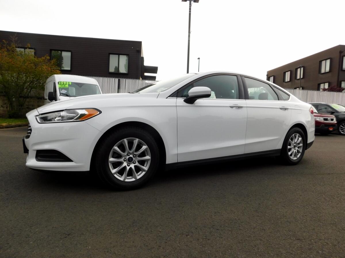 2015 Ford Fusion S photo 2