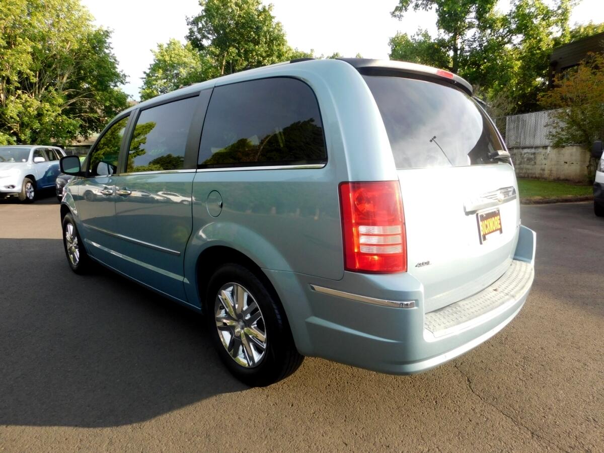 2008 Chrysler Town & Country Limited photo 2