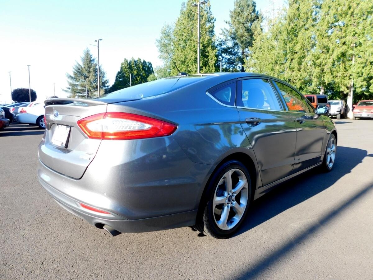 2013 Ford Fusion SE photo 2