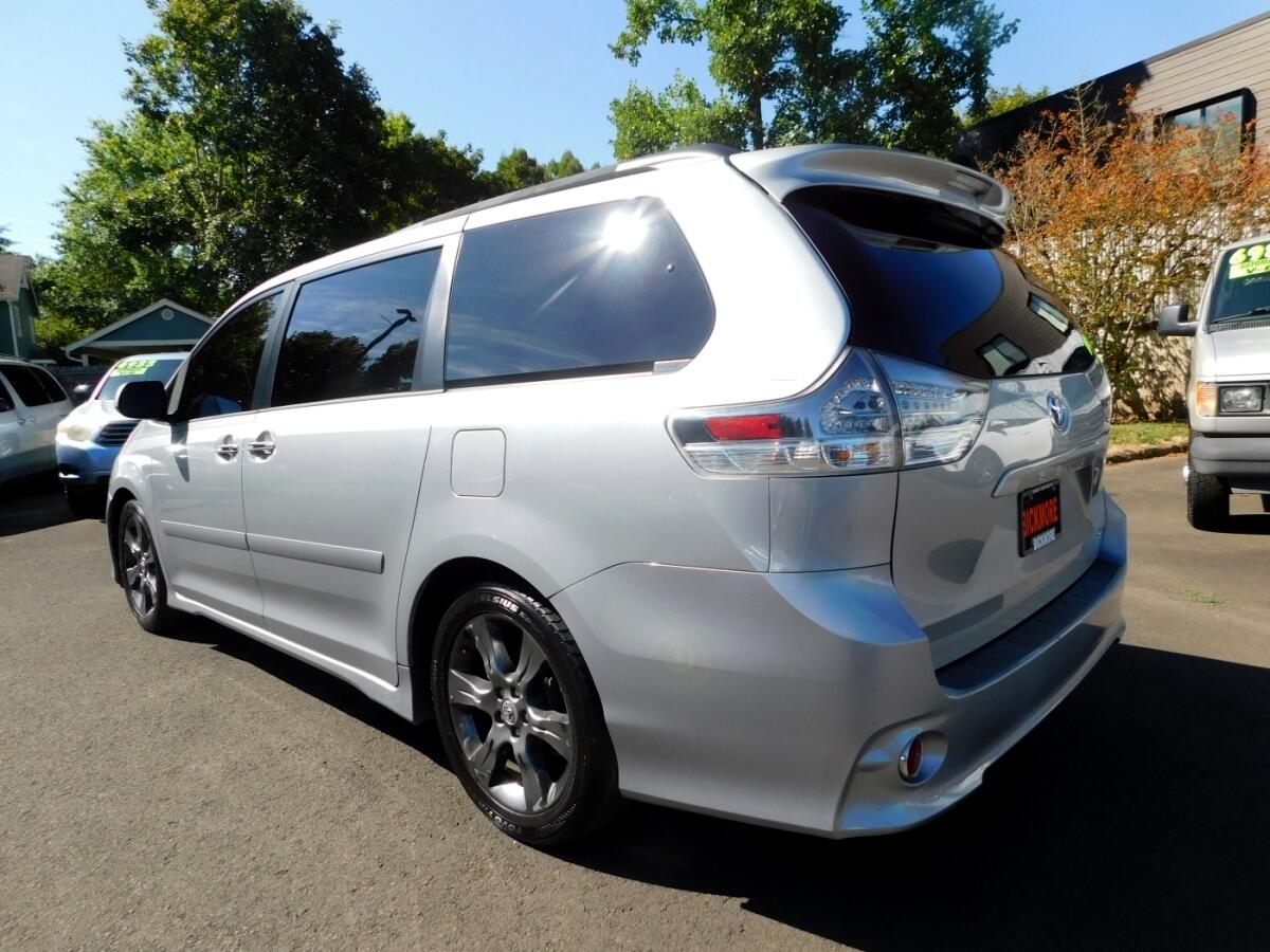 2015 Toyota Sienna SE Premium photo 2