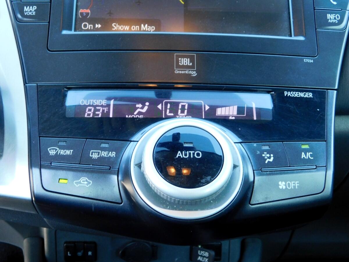 2013 Toyota Prius V Five photo 13