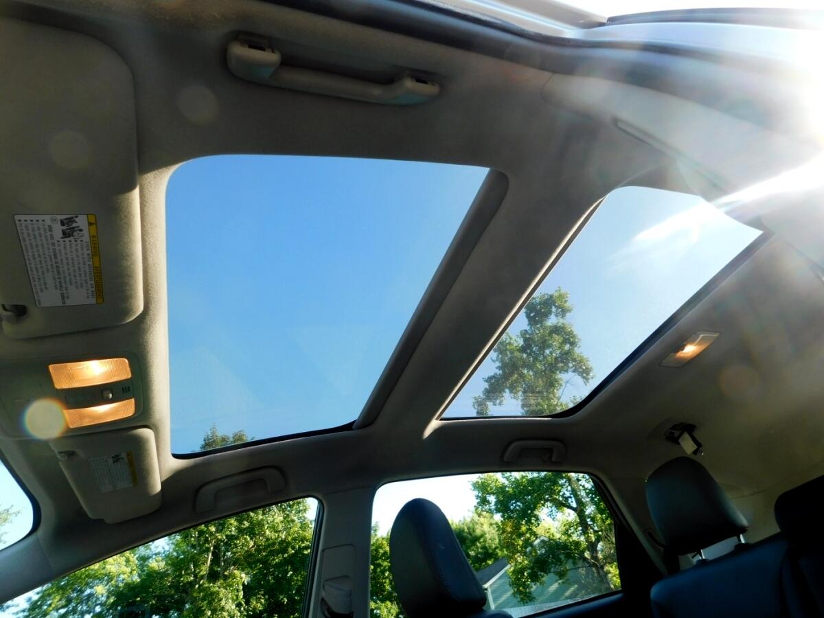 2013 Toyota Prius V Five photo 17