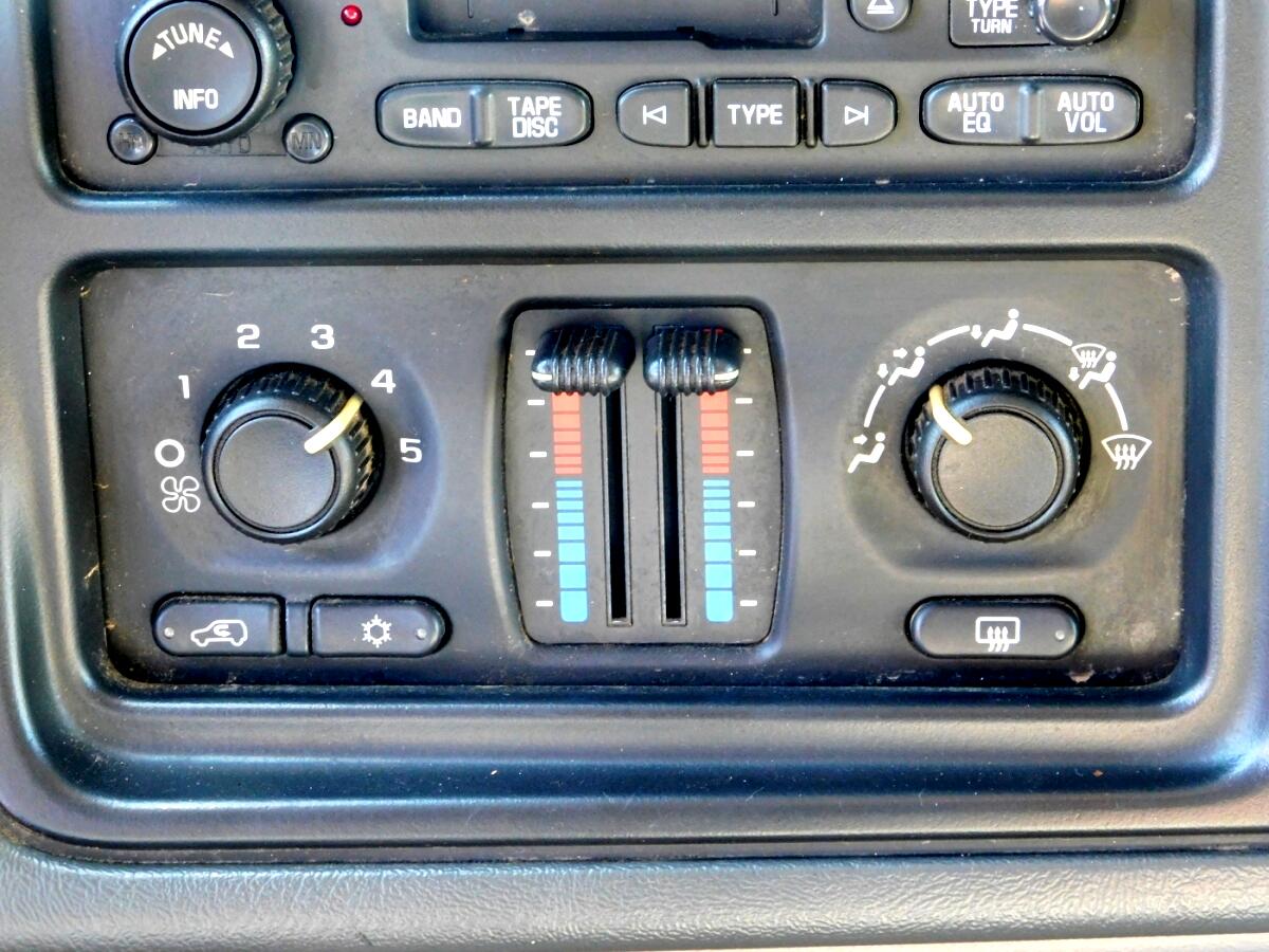 2005 Chevrolet Suburban 1500 photo 13