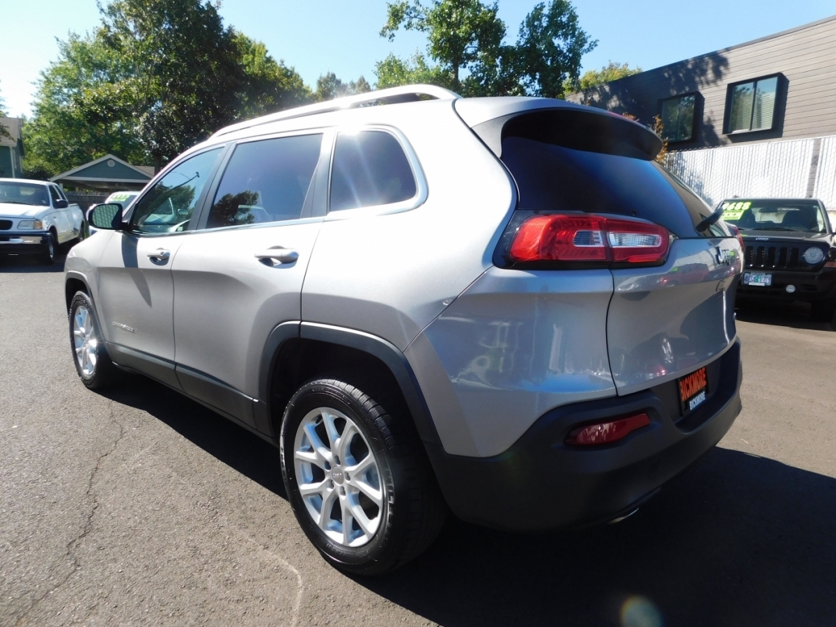 2015 Jeep Cherokee Latitude Sport photo 3