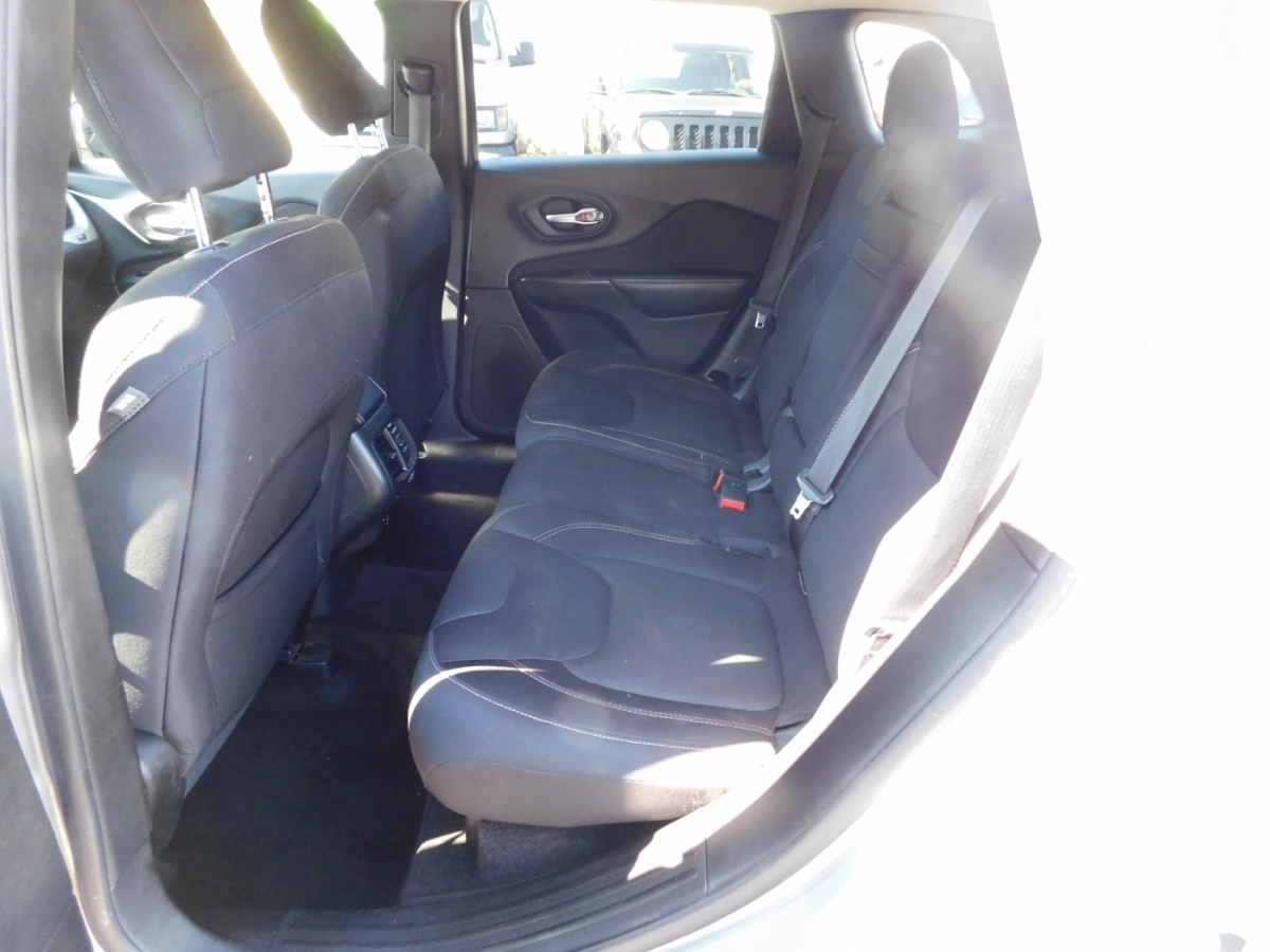 2015 Jeep Cherokee Latitude Sport photo 6