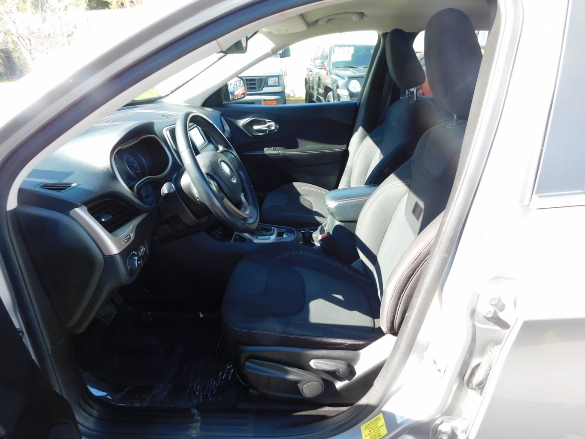 2015 Jeep Cherokee Latitude Sport photo 7