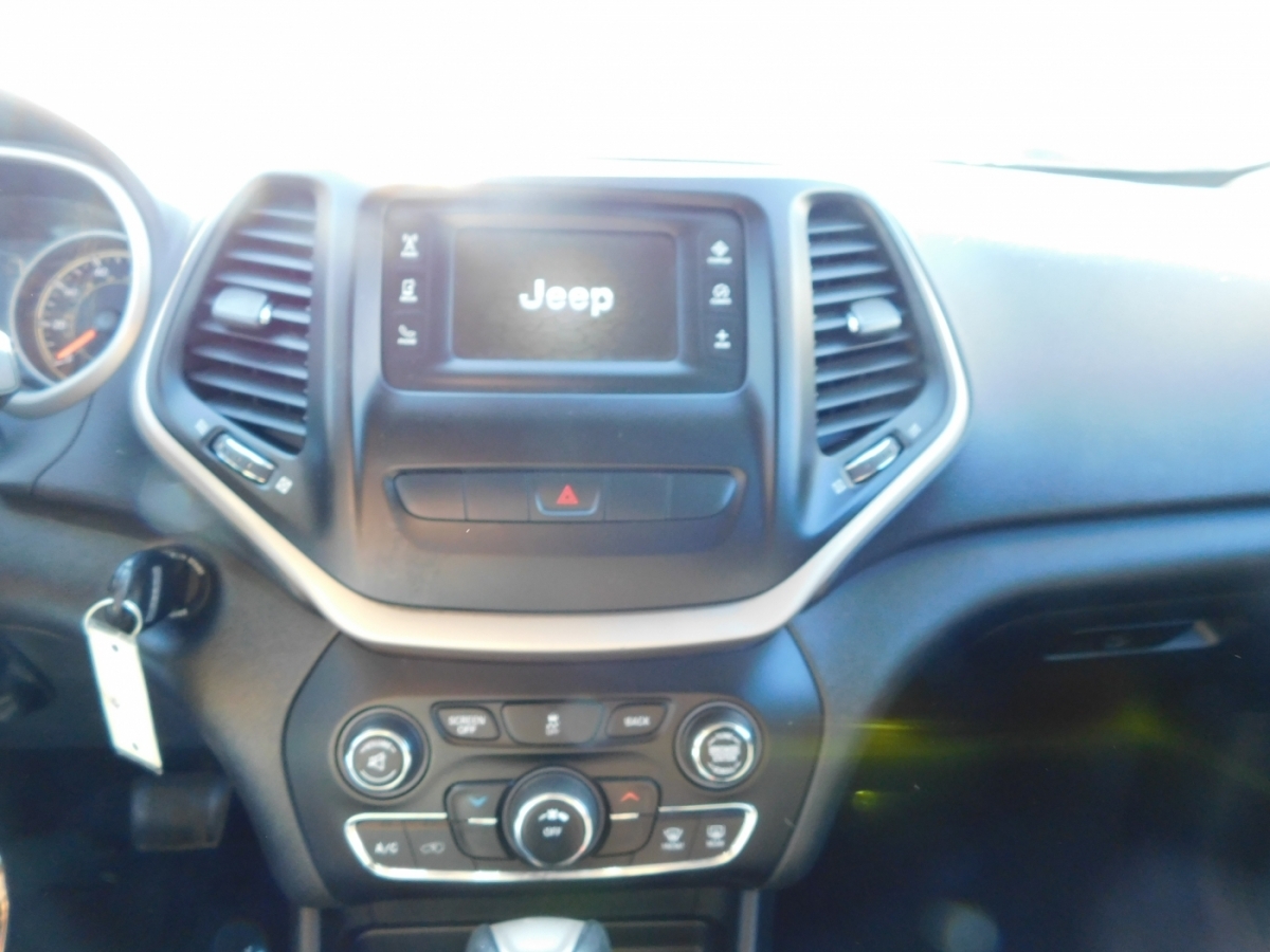 2015 Jeep Cherokee Latitude Sport photo 11