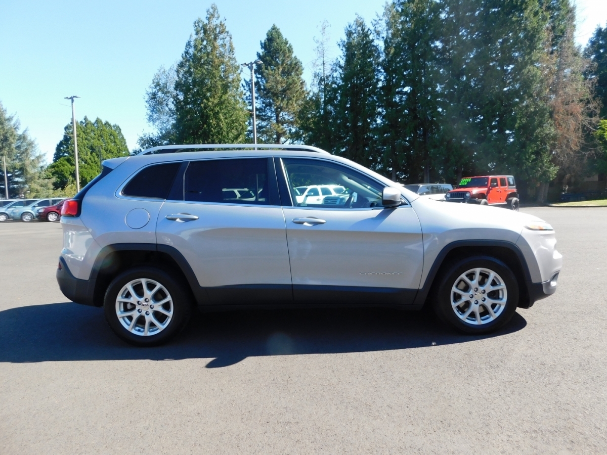 2015 Jeep Cherokee Latitude Sport photo 18