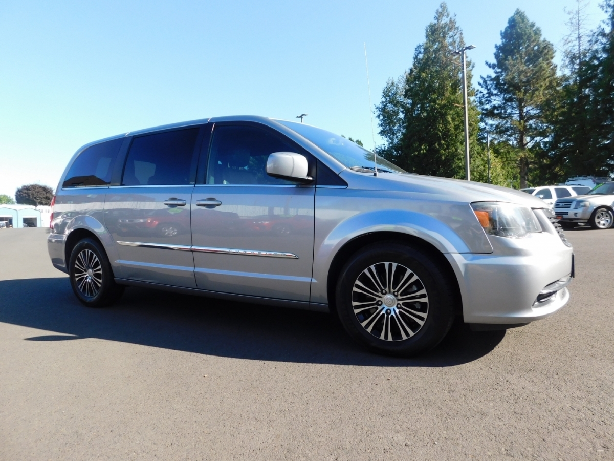 2014 Chrysler Town & Country S Minivan 4D