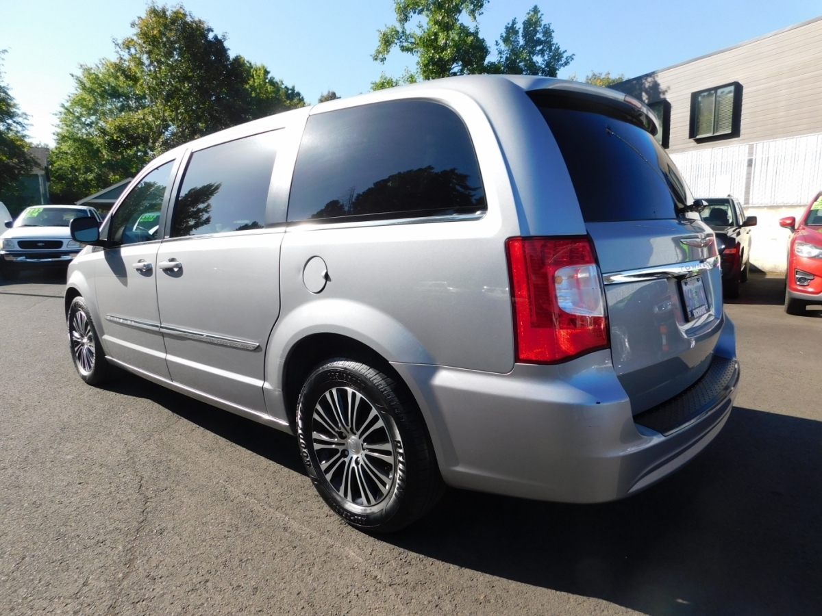 2014 Chrysler Town & Country S photo 2