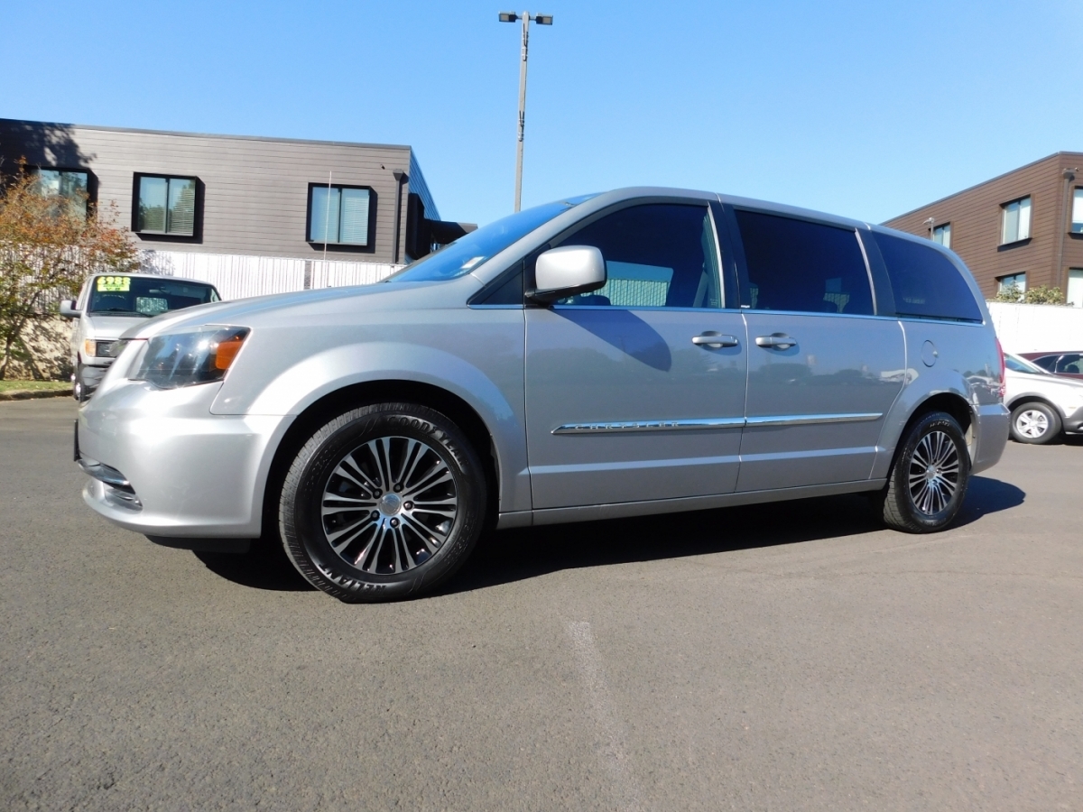 2014 Chrysler Town & Country S photo 3