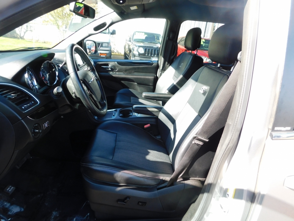 2014 Chrysler Town & Country S photo 6