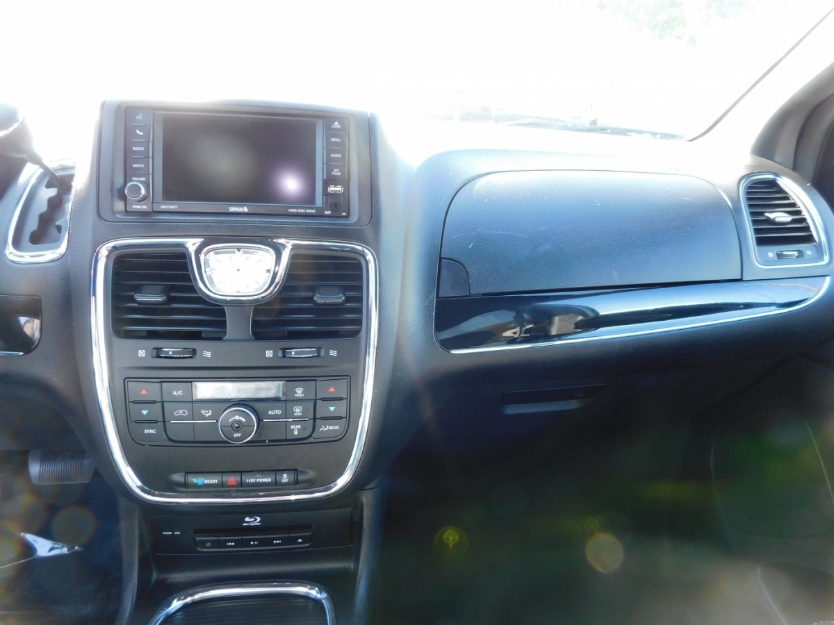 2014 Chrysler Town & Country S photo 7