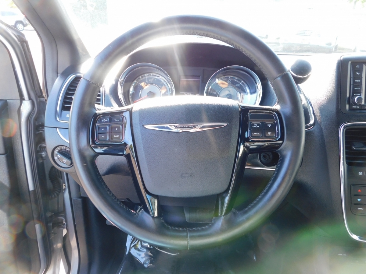 2014 Chrysler Town & Country S photo 8