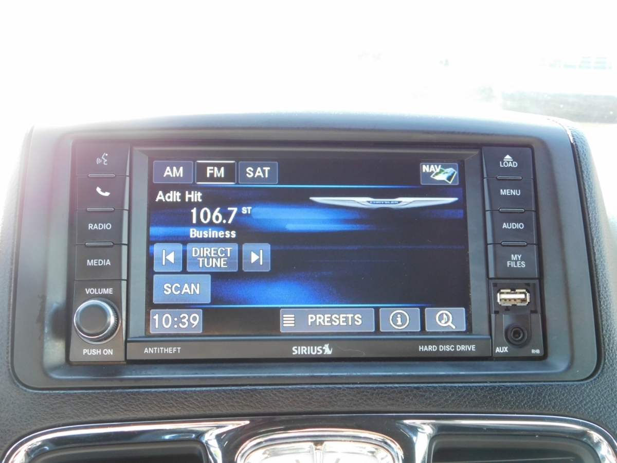2014 Chrysler Town & Country S photo 11