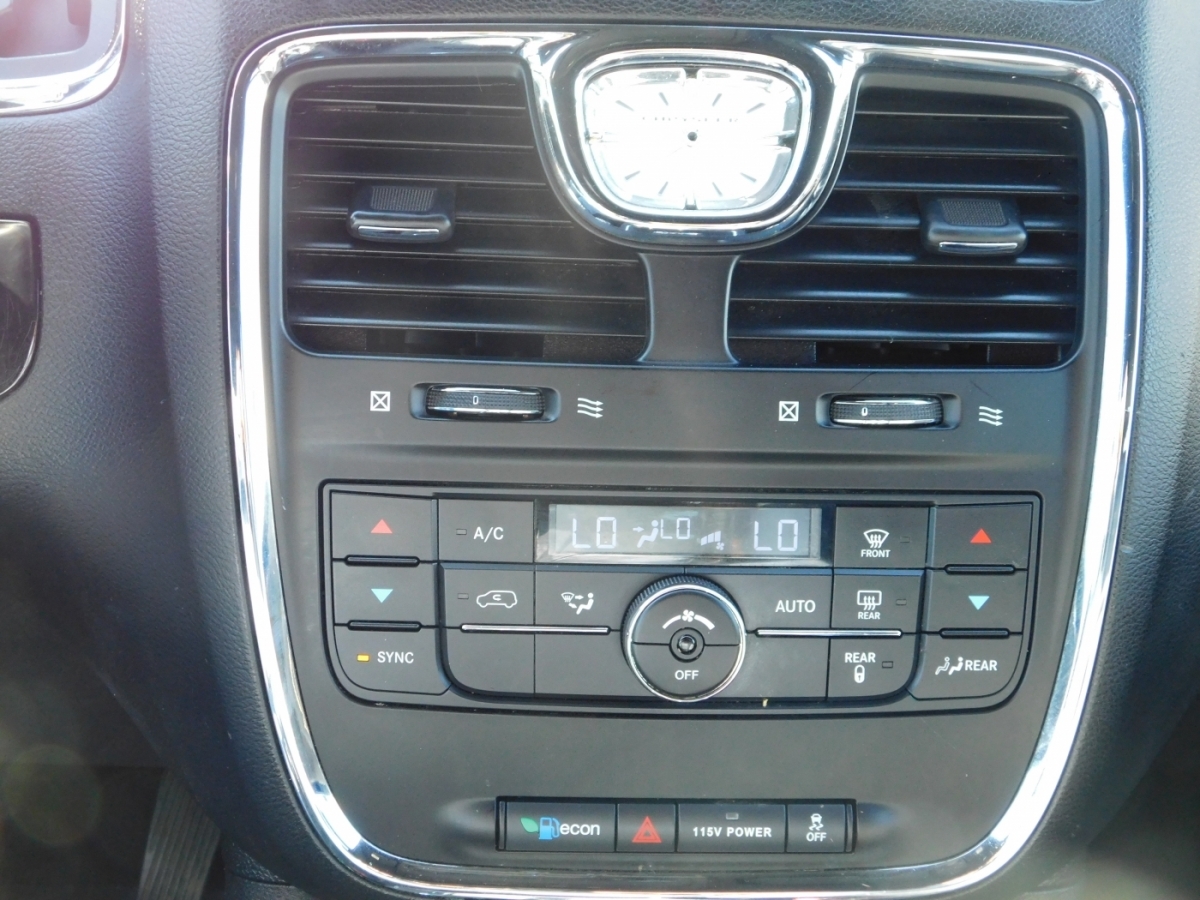 2014 Chrysler Town & Country S photo 12