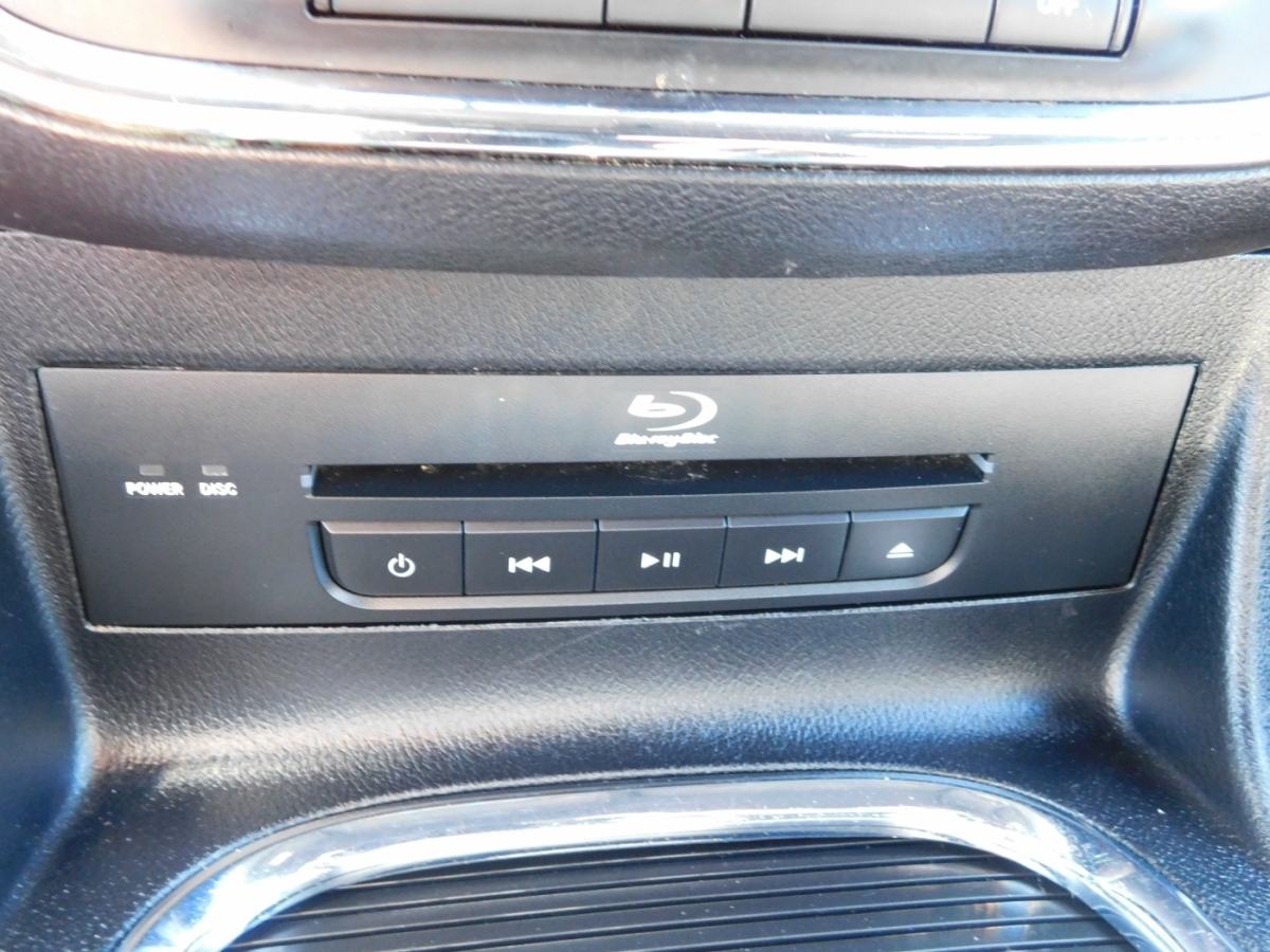 2014 Chrysler Town & Country S photo 13