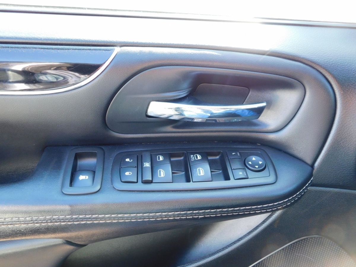 2014 Chrysler Town & Country S photo 15