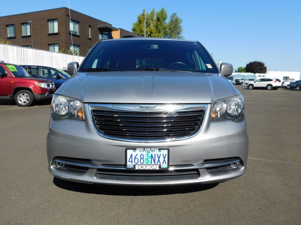 2014 Chrysler Town & Country S photo 16