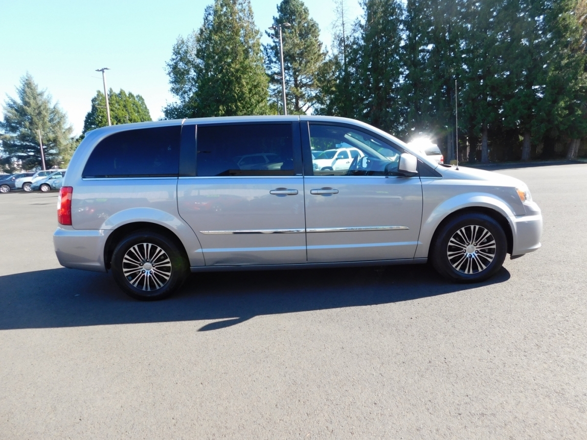 2014 Chrysler Town & Country S photo 17