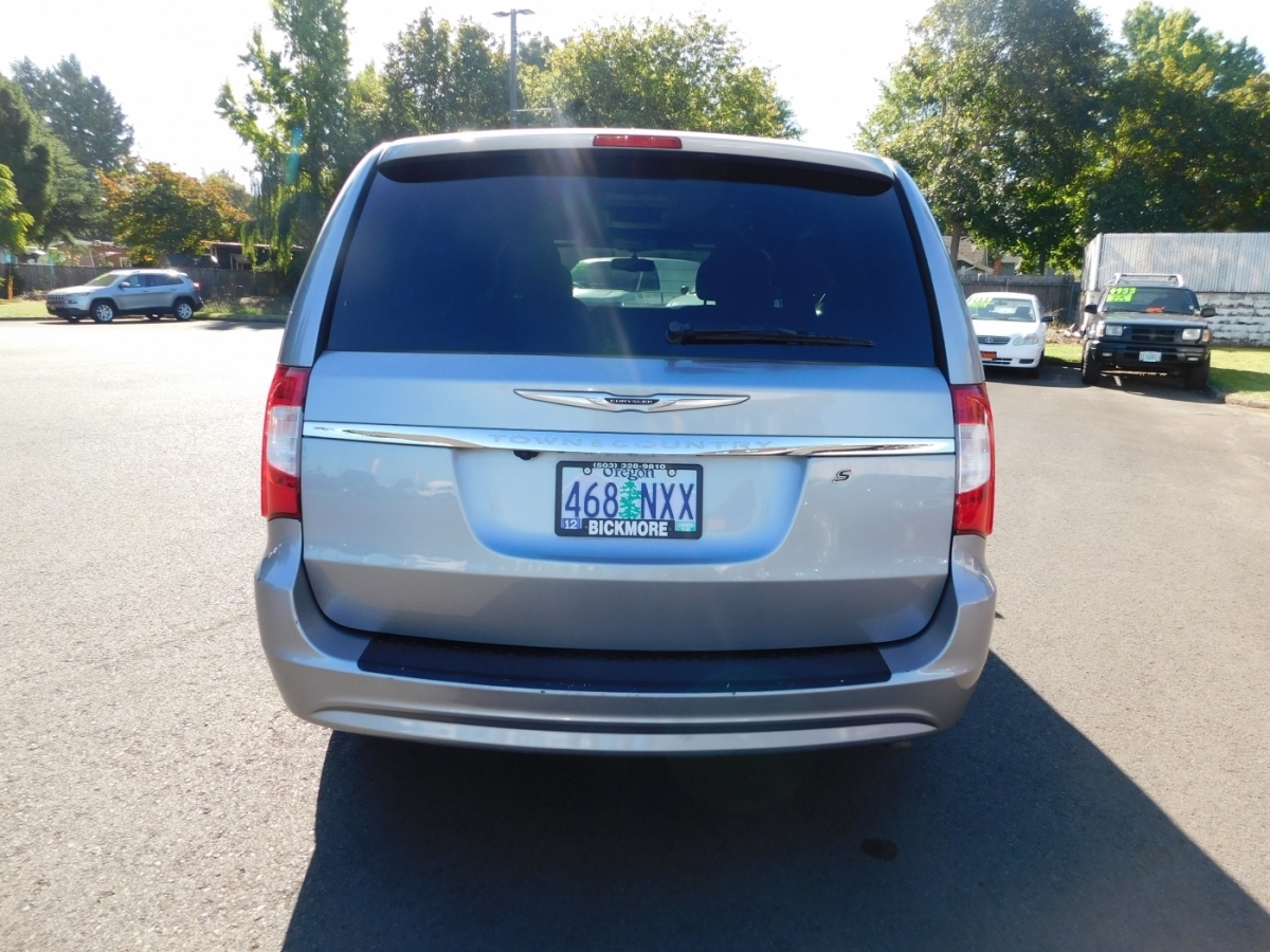 2014 Chrysler Town & Country S photo 18