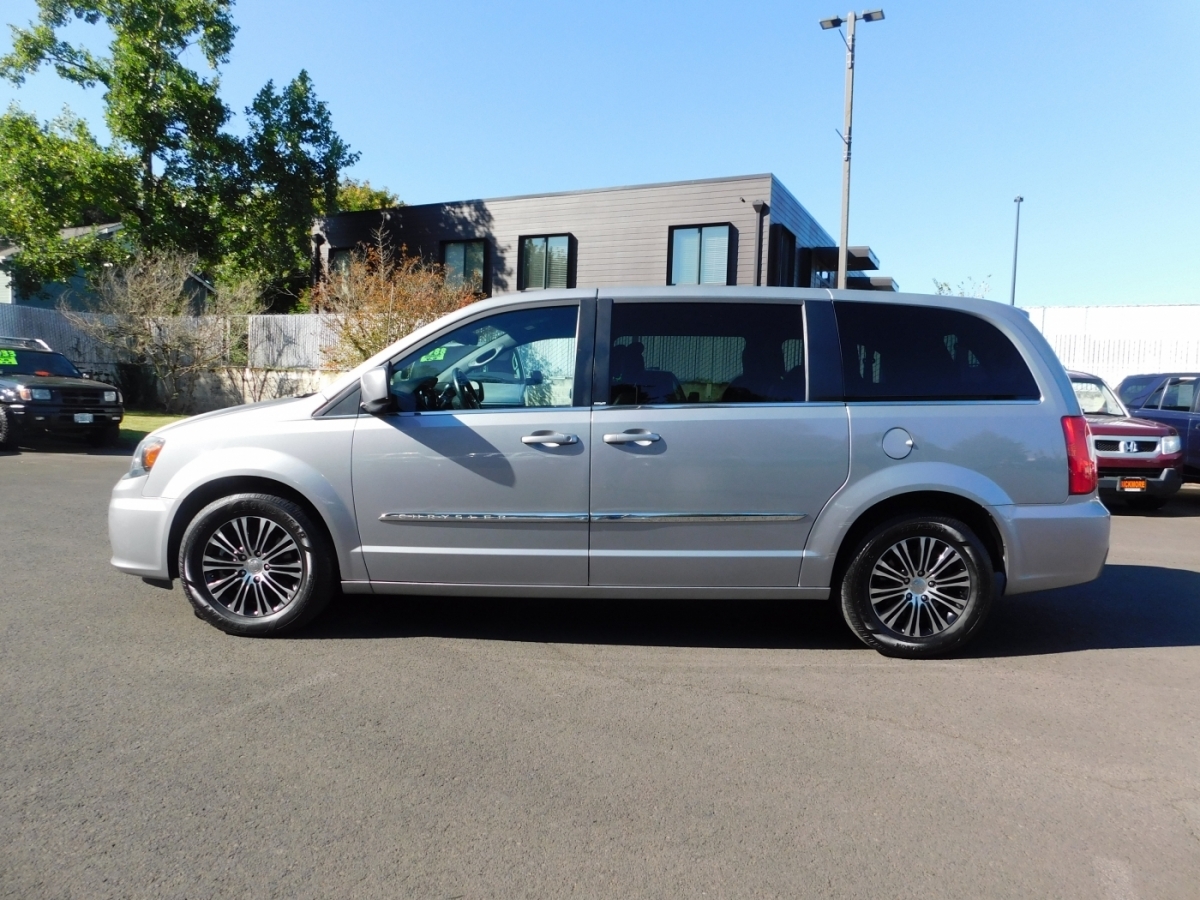 2014 Chrysler Town & Country S photo 19
