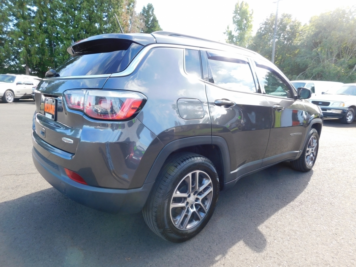 2017 Jeep Compass Latitude Sport photo 2