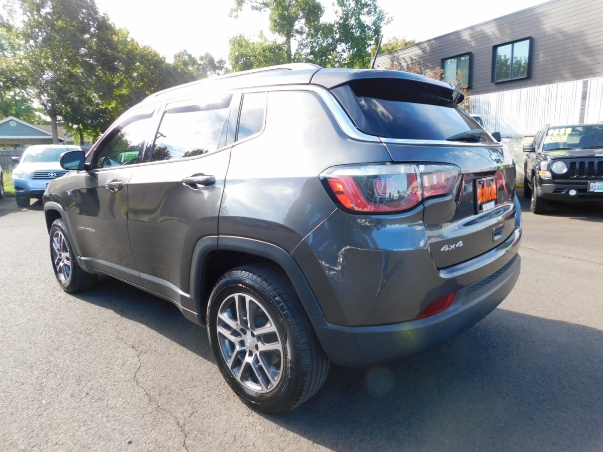 2017 Jeep Compass Latitude Sport photo 3