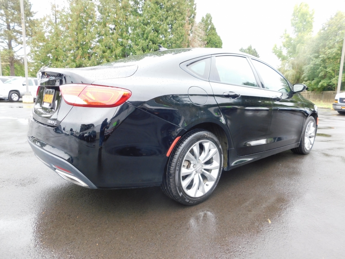 2015 Chrysler 200 photo 2