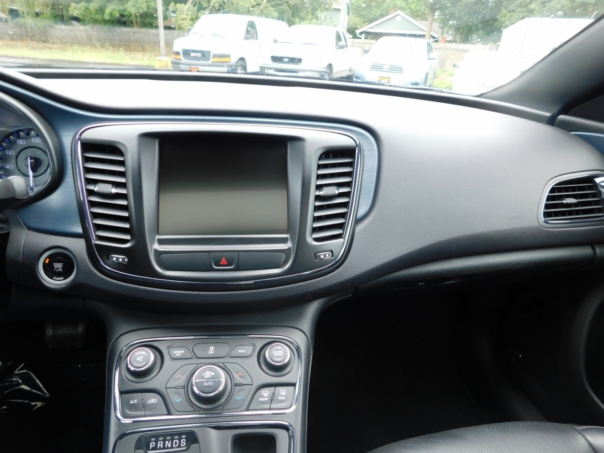 2015 Chrysler 200 photo 7